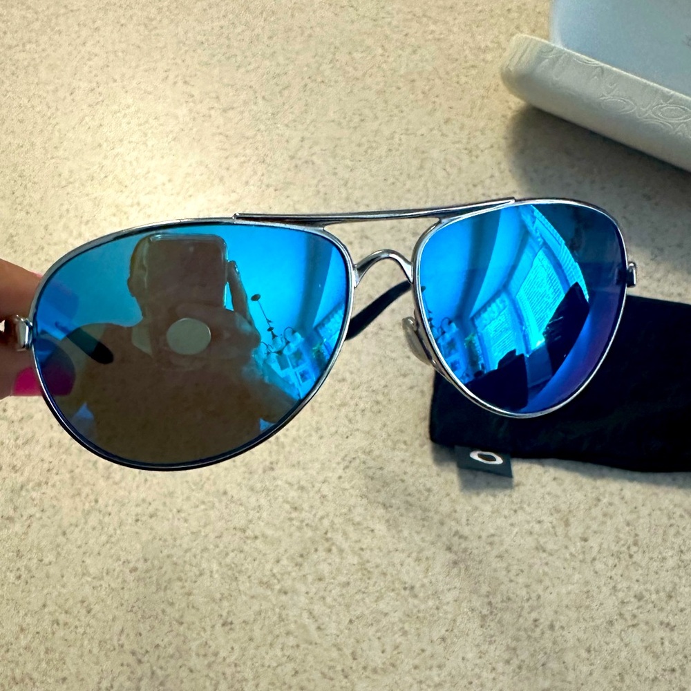 Gently used Oakley Feedback prism technology aviators.